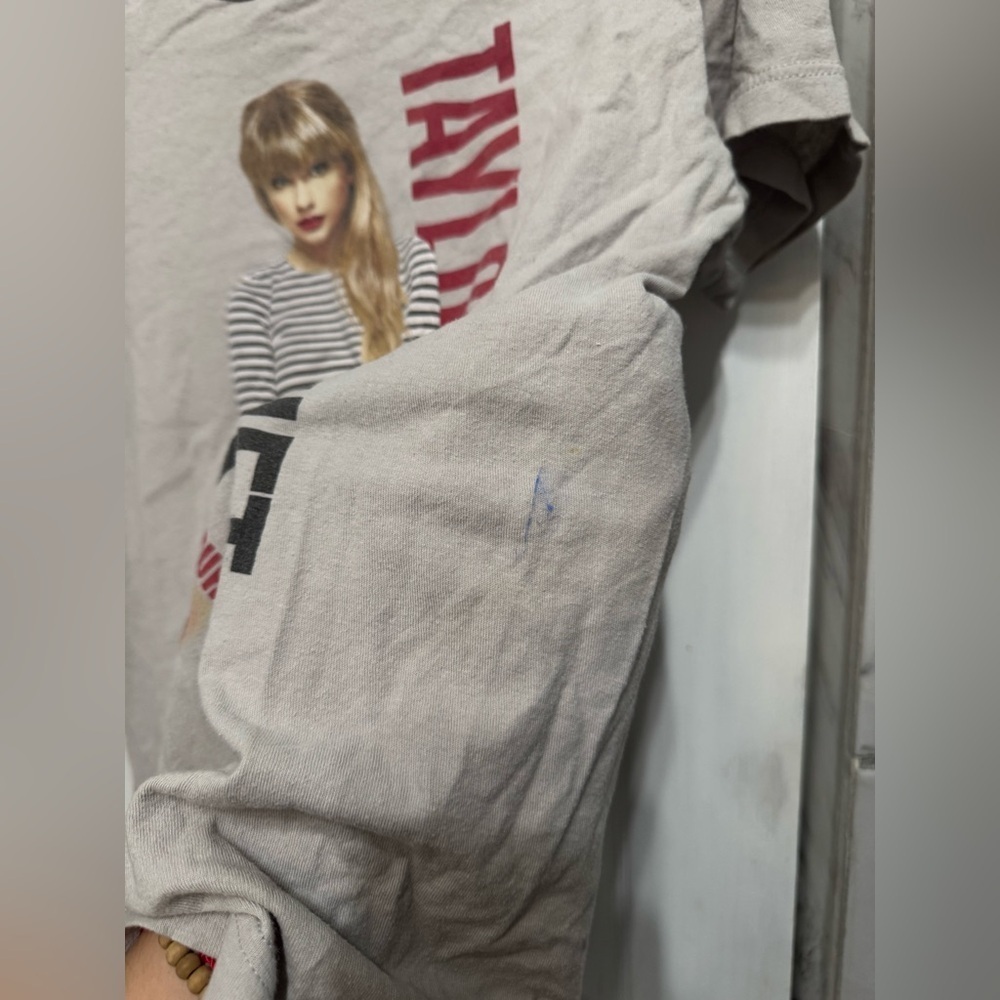 Taylor Swift The RED Tour 2013 Concert T-Shirt Women’s Small Unisex Light Gray - Picture 7 of 16